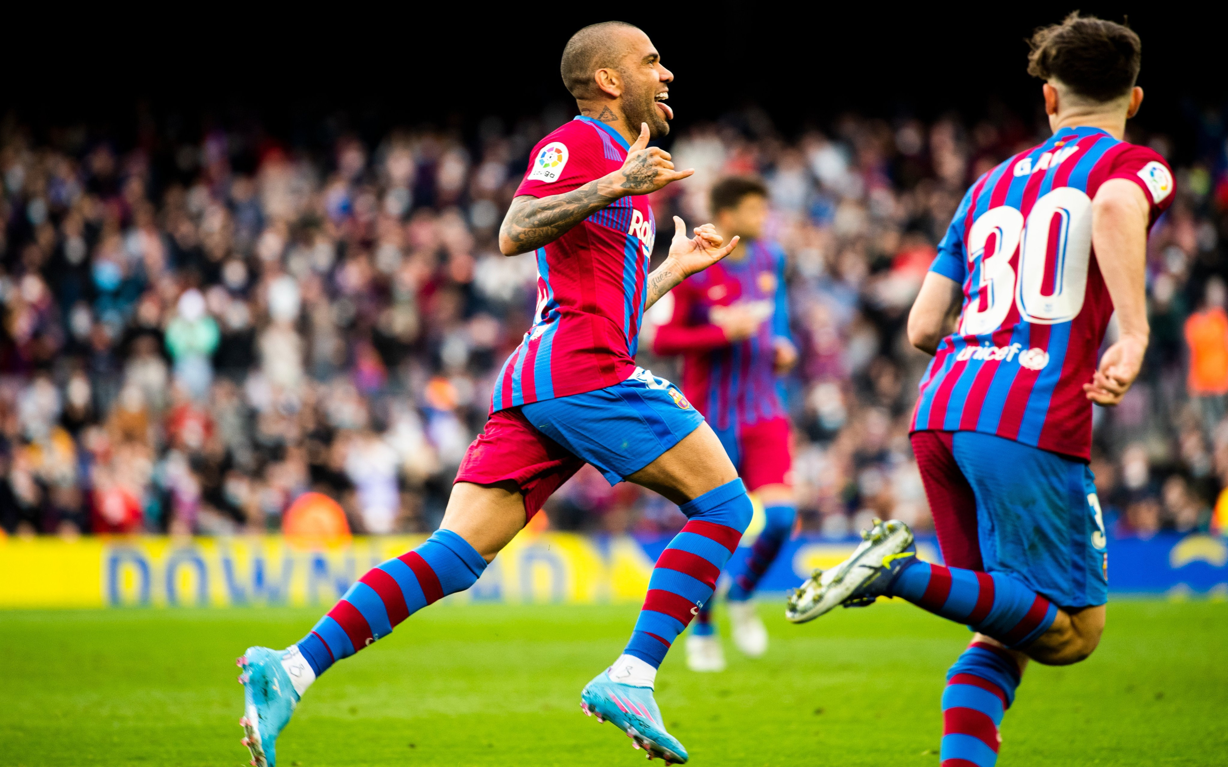 Dani Alves y Gavi, celebrando el último gol del FC Barcelona al Atlético / EFE