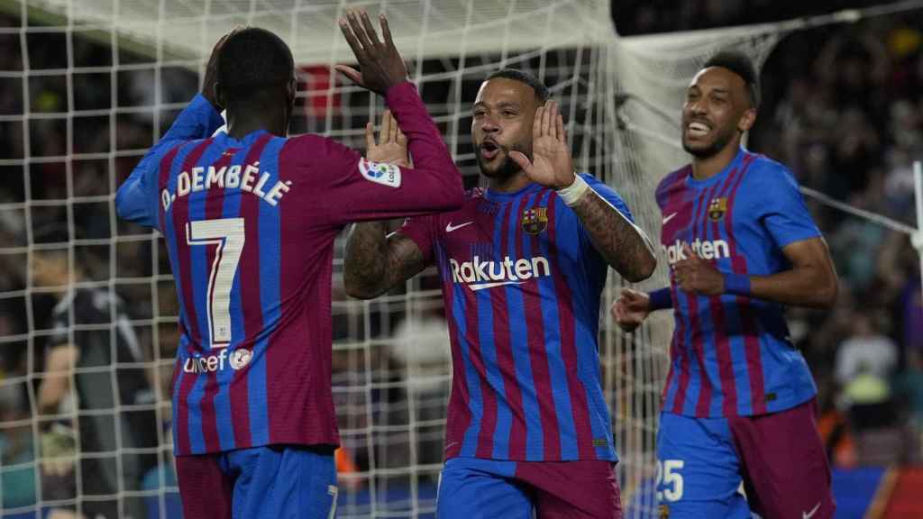 Dembelé y Memphis celebran el primer gol del Barça, marcado por el neerlandés a pase del francés / EFE