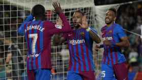 Dembelé y Memphis celebran el primer gol del Barça, marcado por el neerlandés a pase del francés / EFE