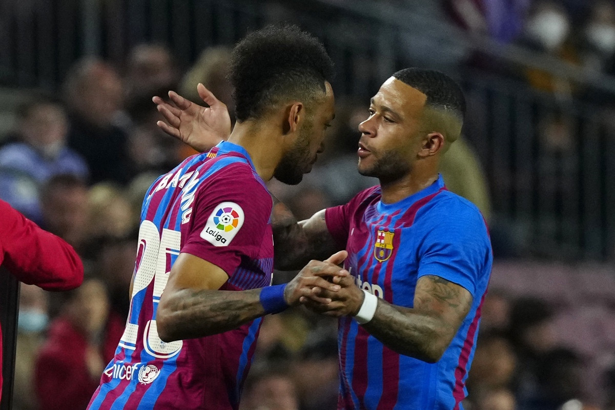 Memphis Depay y Aubameyang, abrazándose en el Barça Cádiz / EFE