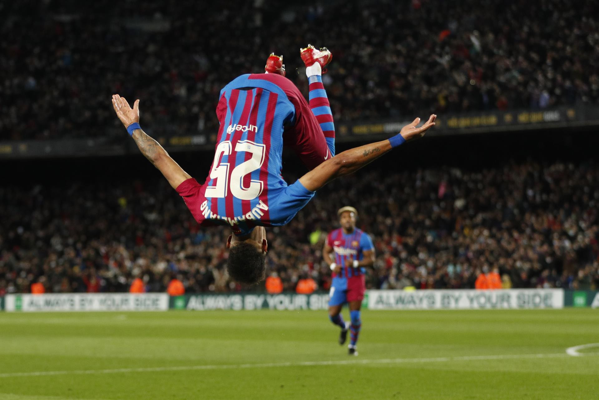 Aubameyang celebra su gol al Athletic con una espectacular voltereta