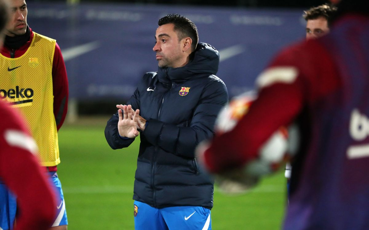 Xavi Hernández, dando órdenes a sus jugadores en el entrenamiento / FCB