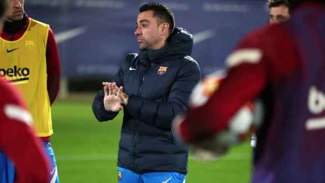 Xavi Hernández, dando órdenes a sus jugadores en el entrenamiento / FCB