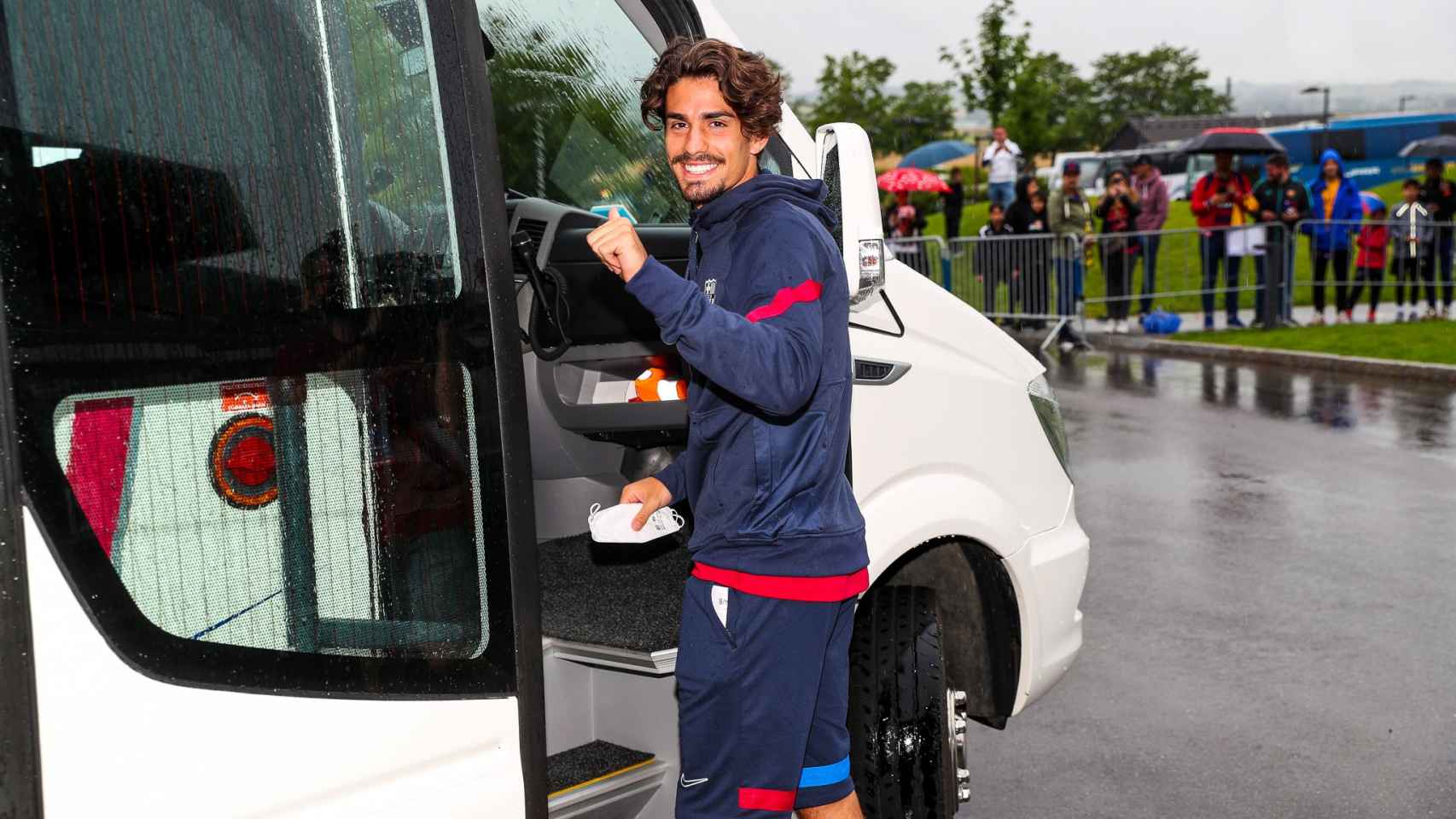 Álex Collado abandonando el 'stage' de Alemania, antes de su salida frustrada al Brujas / FC Barcelona