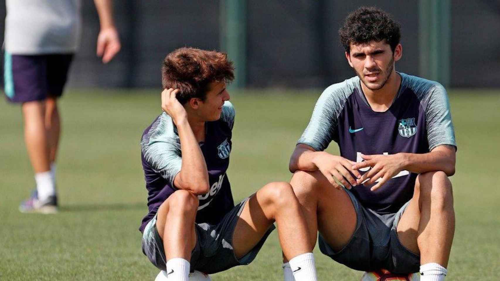 Una foto de Riqui Puig y Carles Aleñá en un entrenamiento del Barça / FCB