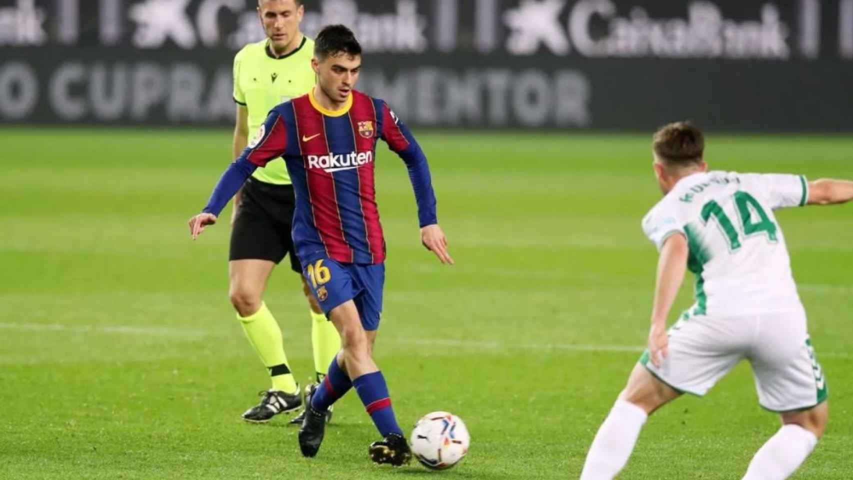 Pedri conduciendo el balón ante el Elche en el Camp Nou / FCB