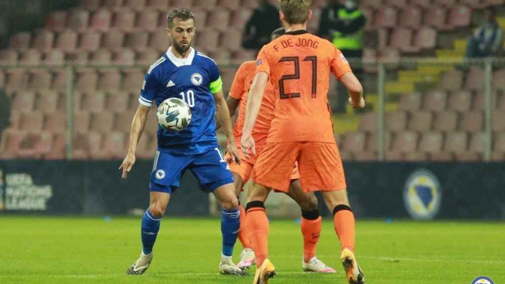 Pjanic frente a De Jong en un Holanda-Bosnia / Redes