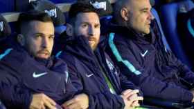 Leo Messi en el banquillo durante el partido contra el Alavés / EFE