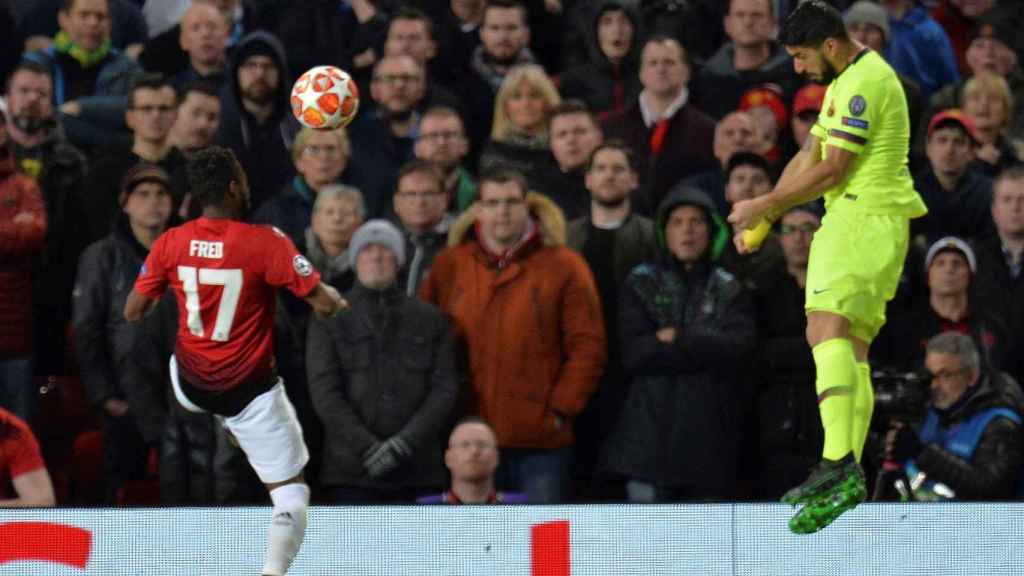 Luis Suárez remata a portería en el duelo frente al Manchester United / EFE
