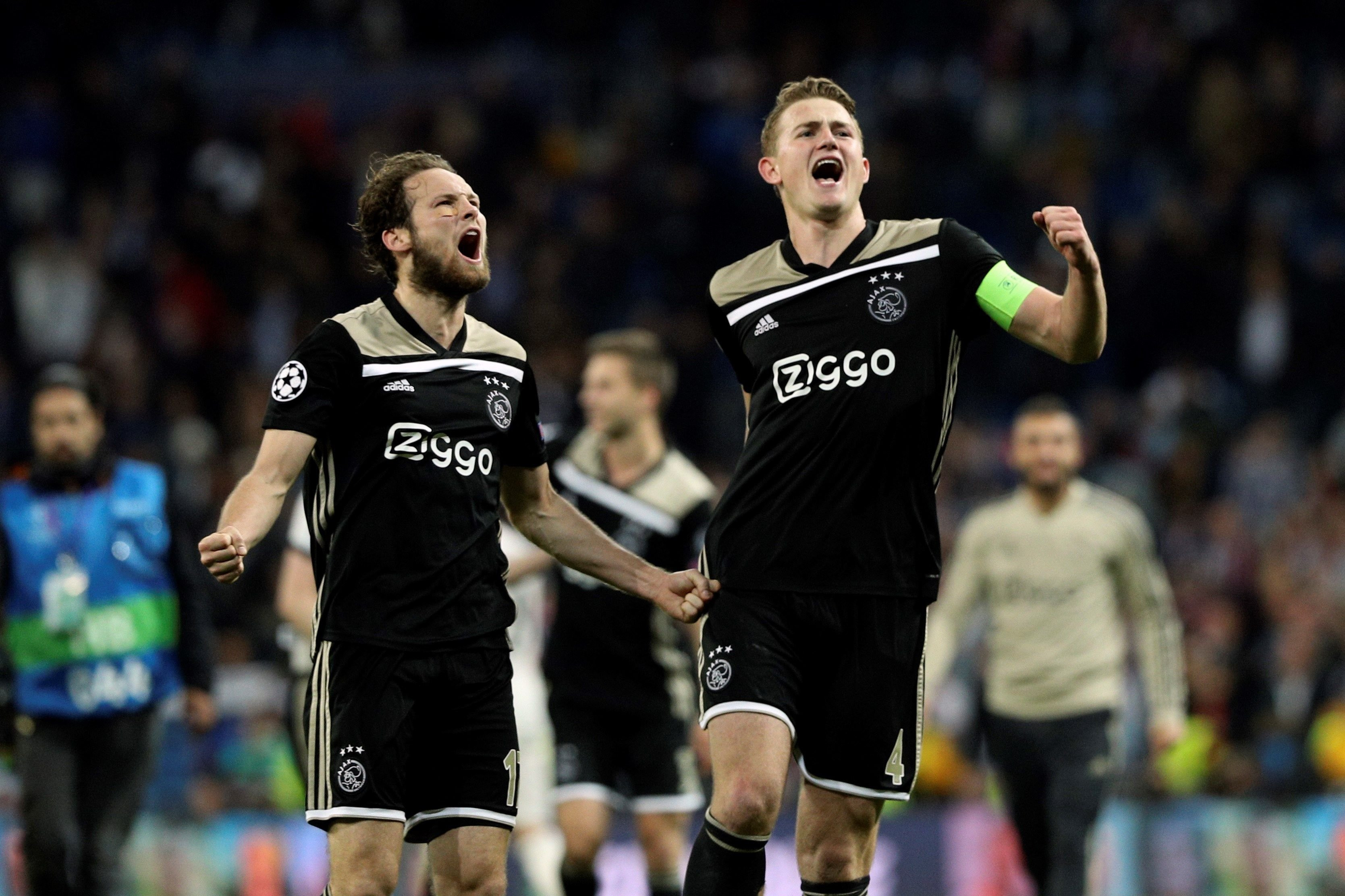 Blind y De Ligt celebrando la victoria en el Santiago Bernabéu / EFE