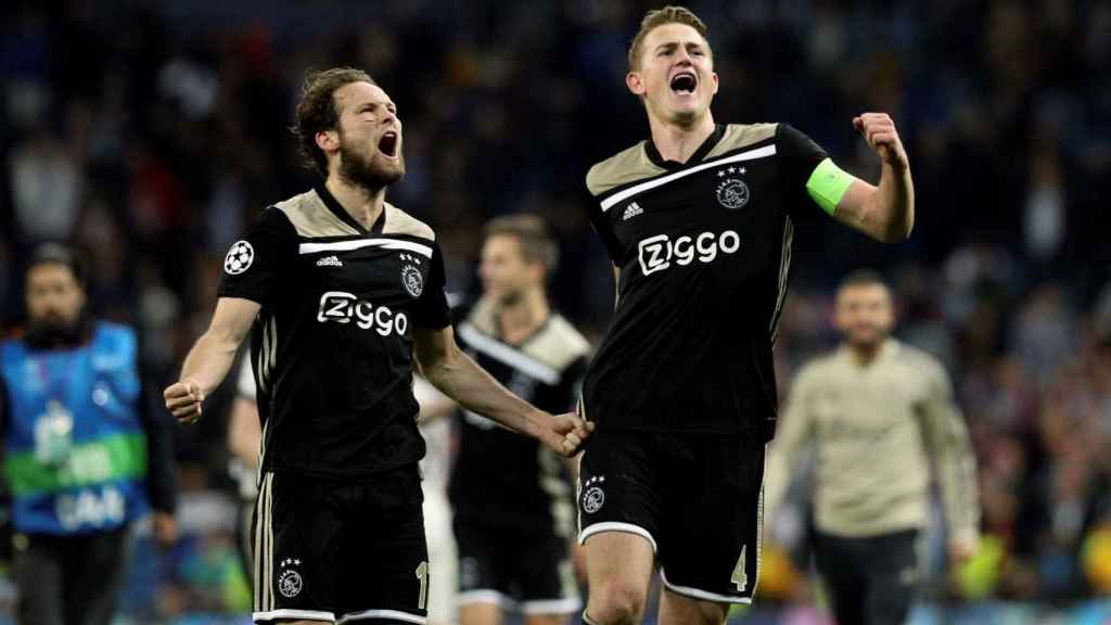 Blind y De Ligt celebrando la victoria en el Santiago Bernabéu / EFE