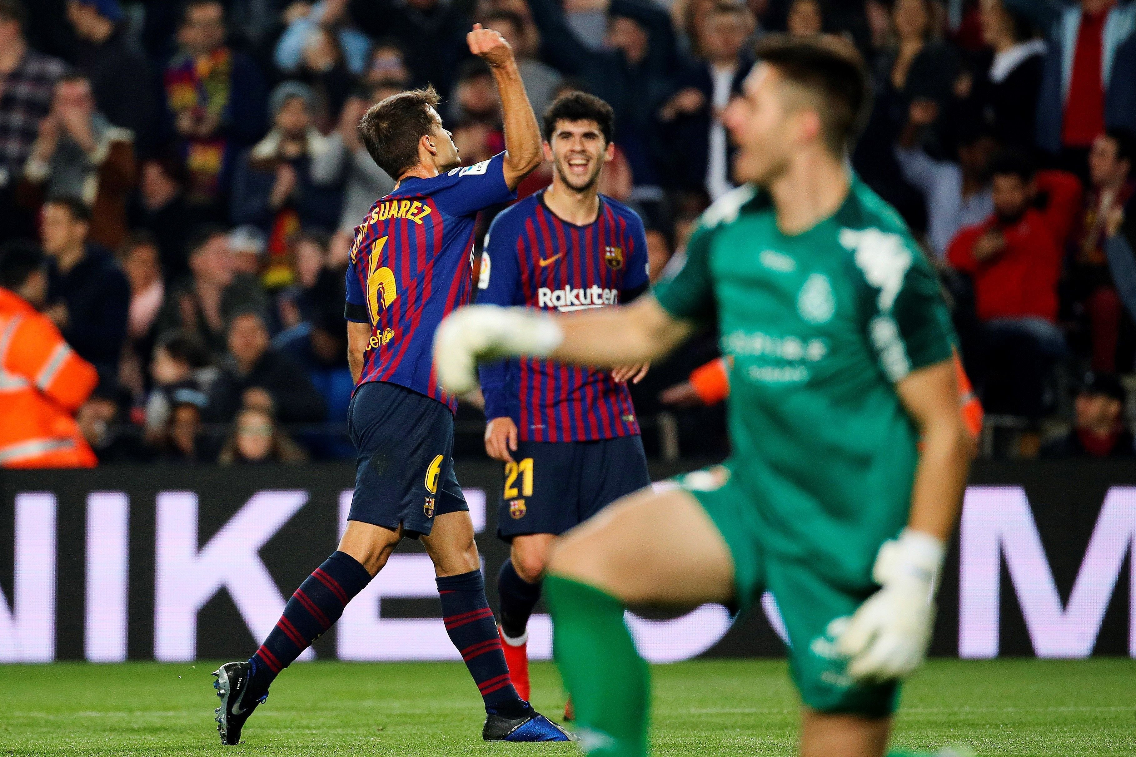 Denis Suárez celebra frente a Carles Aleñá su gol ante la Cultural Leonesa / EFE