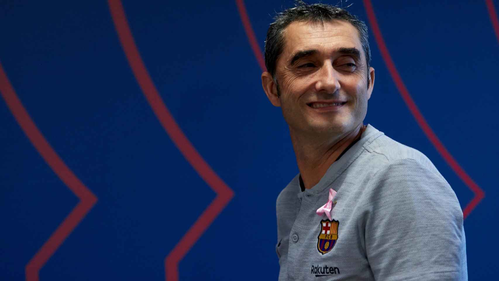 Ernesto Valverde sonría en la Ciutat Esportiva antes de una rueda de prensa / EFE