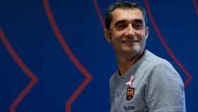 Ernesto Valverde sonría en la Ciutat Esportiva antes de una rueda de prensa / EFE