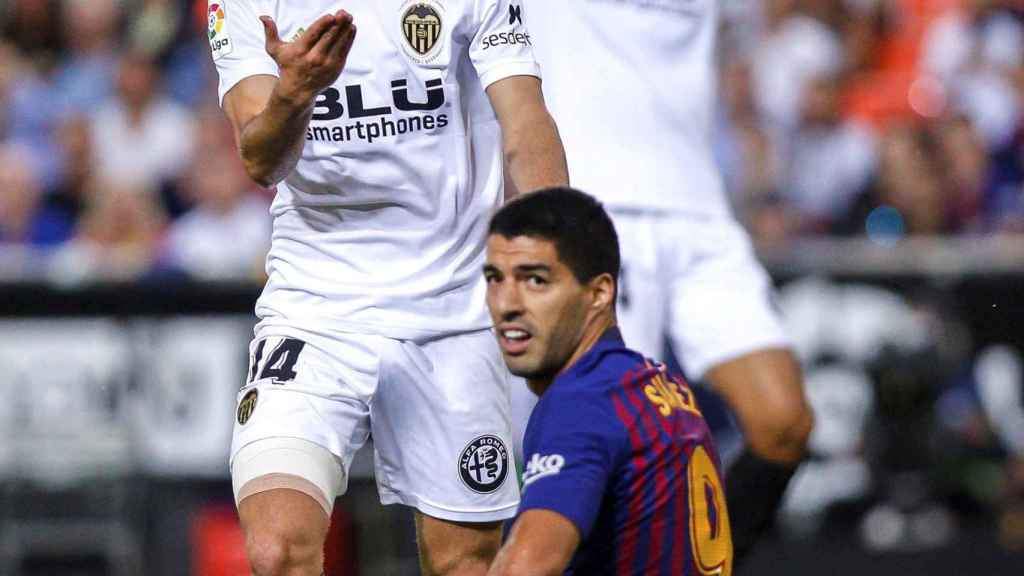 Luis Suárez reclama una falta / EFE