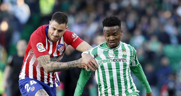 GIménez lucha por un balón con Wilfried Kaptoum / EFE