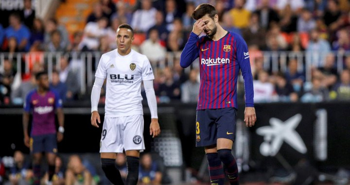 Una foto de Gerard Piqué lamentándose durante el partido frente al Valencia / EFE