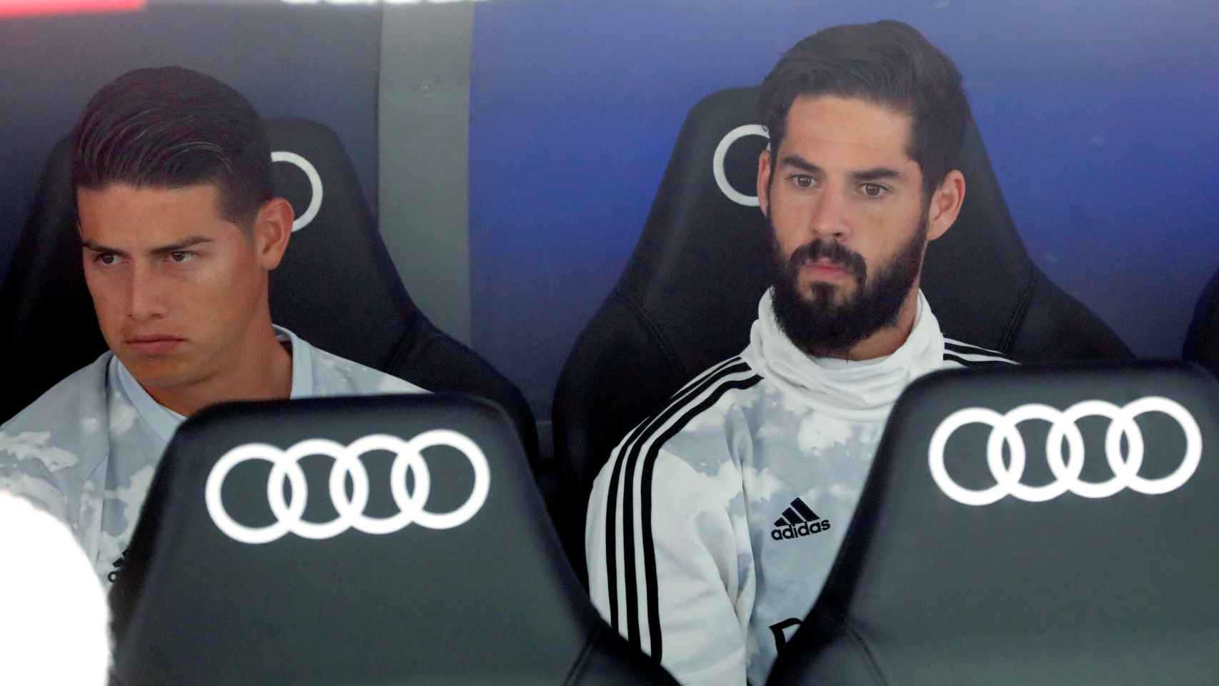 Una foto de James Rodríguez e Isco Alarcón en el banquillo del Real Madrid  / EFE