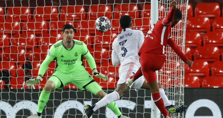 Courtois, desbaratando una acción del Liverpool | EFE