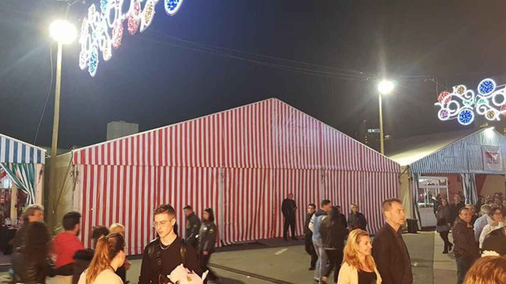 La caseta de PDeCAT, cerrada en la inauguración de la Feria de Abril que se celebra en Barcelona / CG