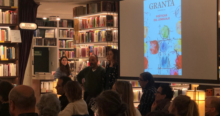 Asistentes en la presentación de la revista 'Granta', en la librería Finestres / LG