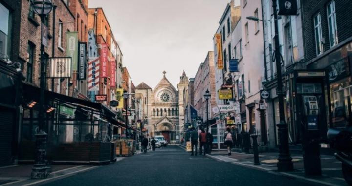 Calle de Dublín, una de las ciudades para visitar en 2022 / Gregory Dalleau en UNSPLASH