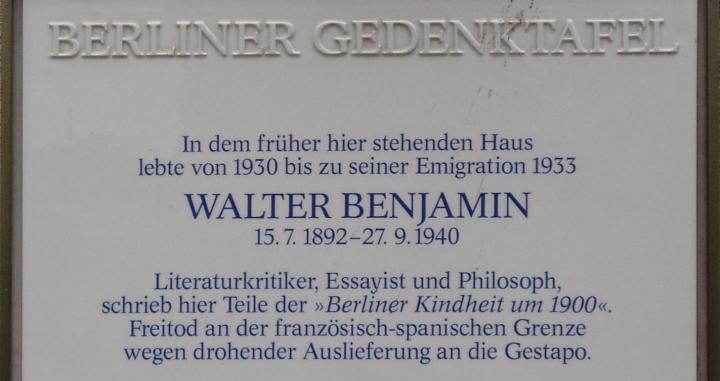 Placa en homenaje a Walter Benjamin situada en la casa de Berlín donde vivió entre 1930 y 1933 .