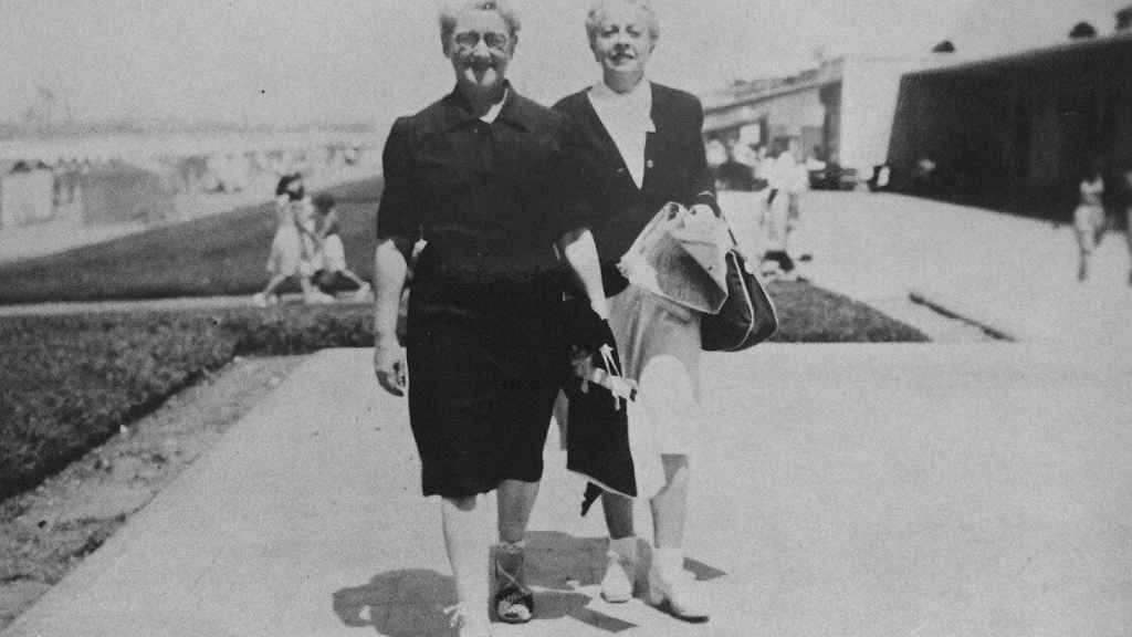 Elena Fortún e Inés Field en Mar del Plata (Argentina)