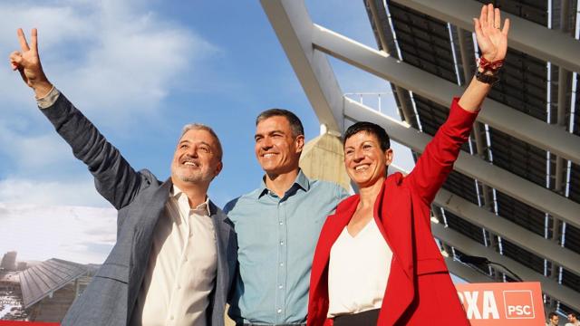 Jaume Collboni, Pedro Sánchez y Filo Cañete (de izquierda a derecha) en un acto en Barcelona / GALA ESPÍN