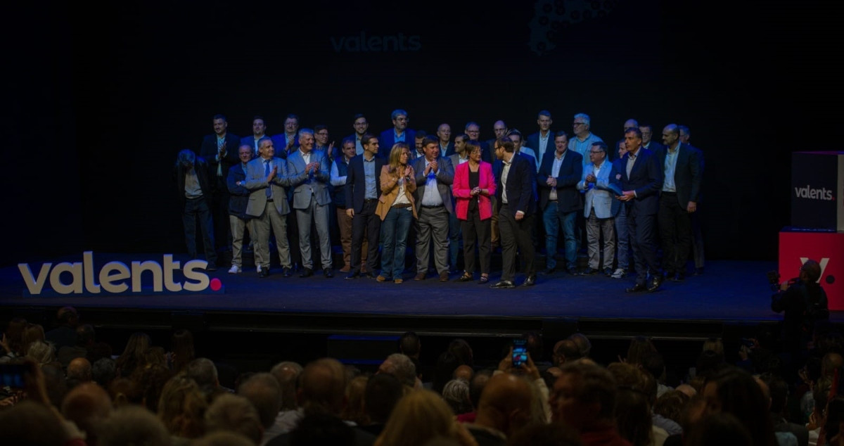 Los presidentes de las Juntas Locales y miembros de la Ejecutiva de Valents en el acto 'La Cataluña valiente' celebrado por el partido en el Teatro Poliorama este sábado