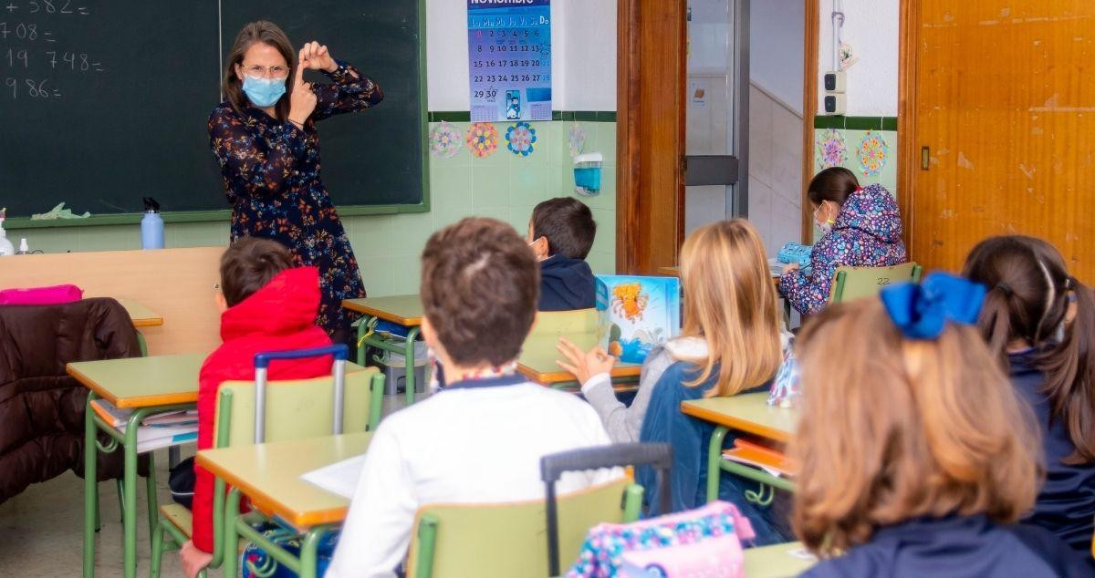 Una profesora de un colegio durante una clase / EP