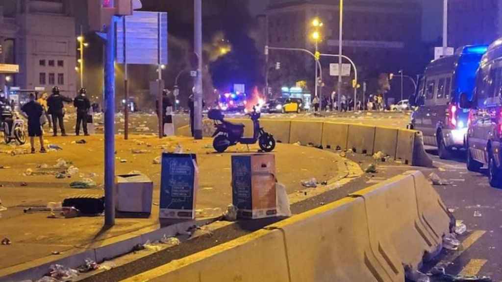 Destrozos en la plaza de Espanya de Barcelona: Colau ha perdido el control / METRÓPOLI