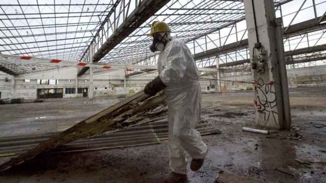 Un operario retira amianto, un material cancerígeno / EFE