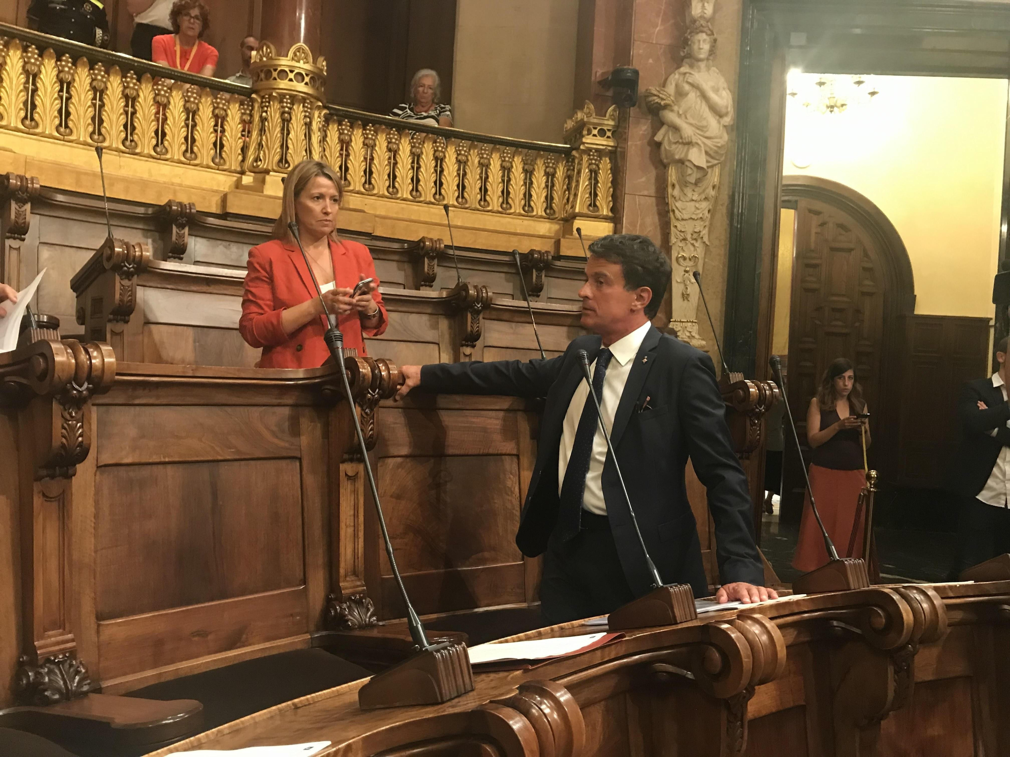 Manuel Valls, junto a Eva Parera, en el Ayuntamiento de Barcelona