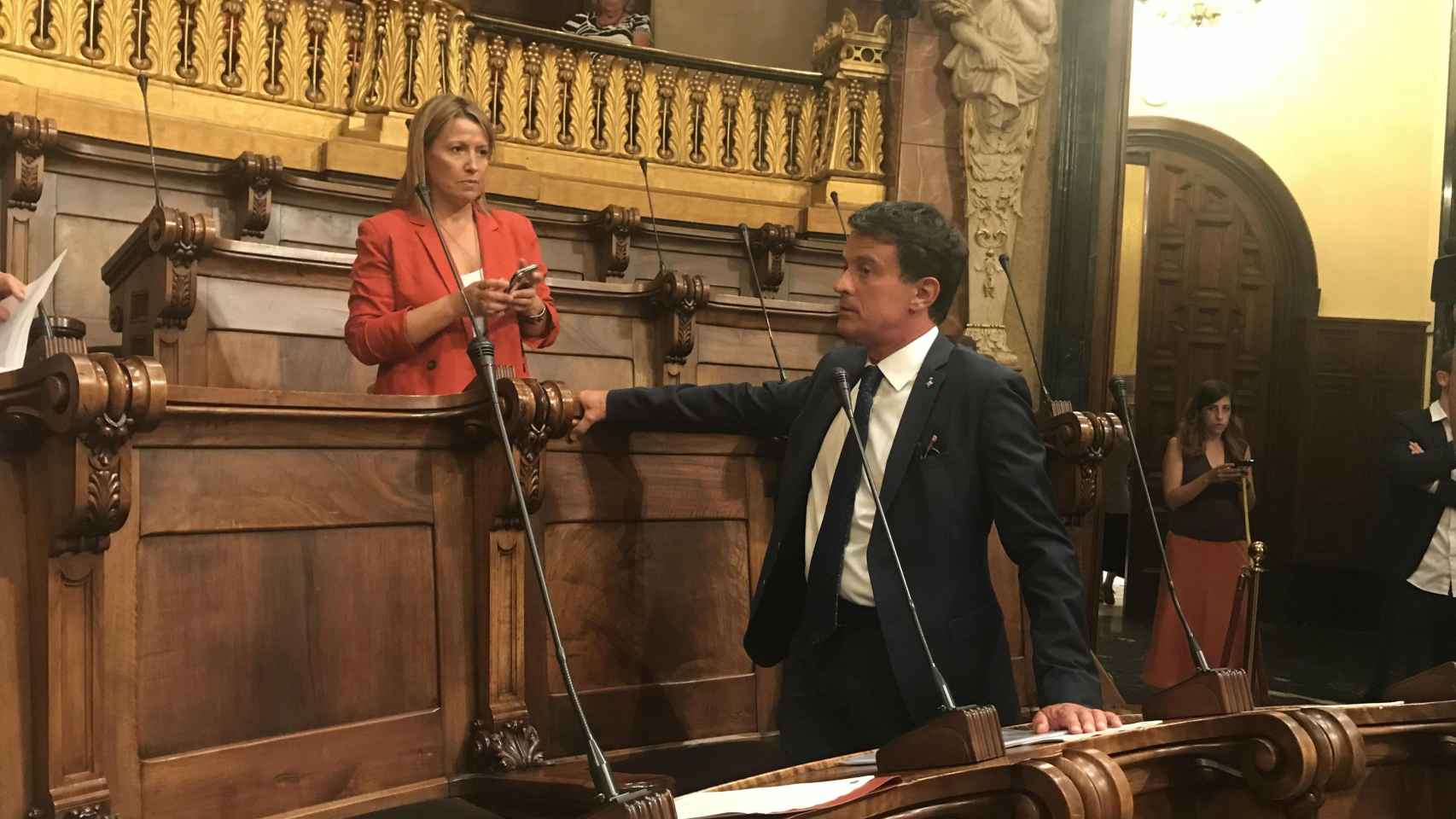 Manuel Valls, junto a Eva Parera, en el Ayuntamiento de Barcelona