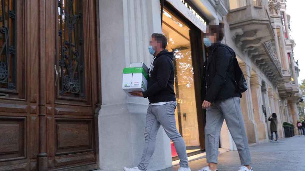 Policías con cajas de registro delante del despacho de David Madí / PABLO MIRANZO (CG)