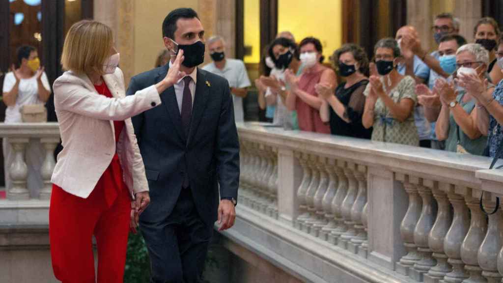 La expresidenta Carme Forcadell entrando en el Parlament junto a Roger Torrent / EFE