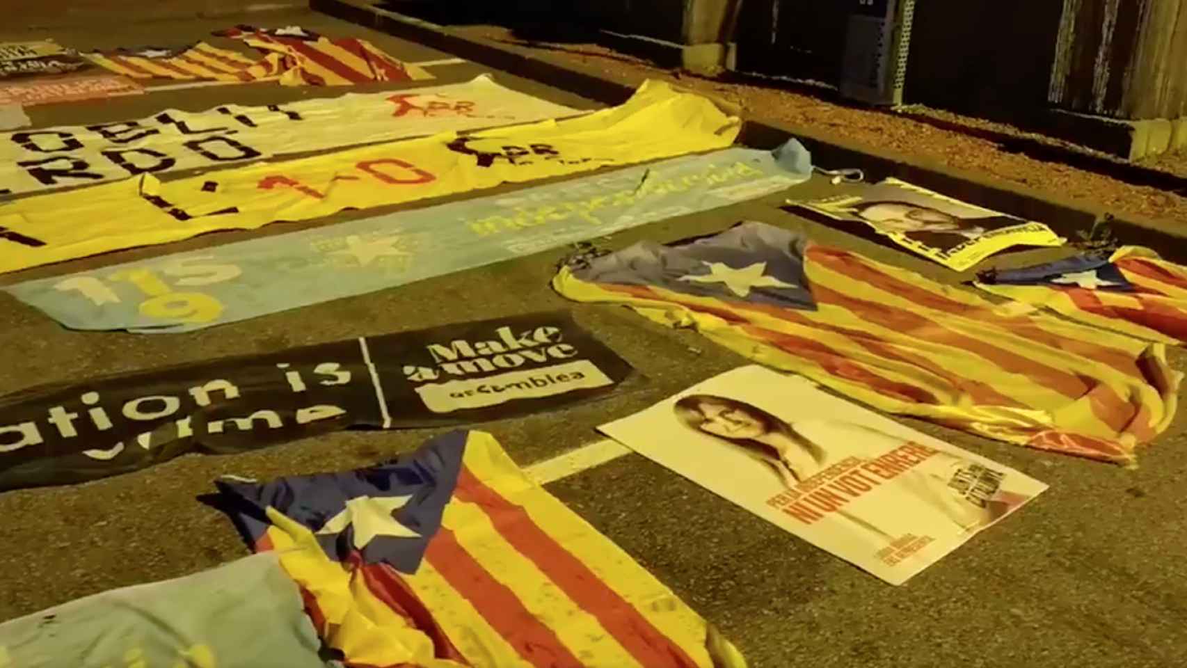 Material independentista retirado en Amer, el pueblo de Puigdemont / TWITTER