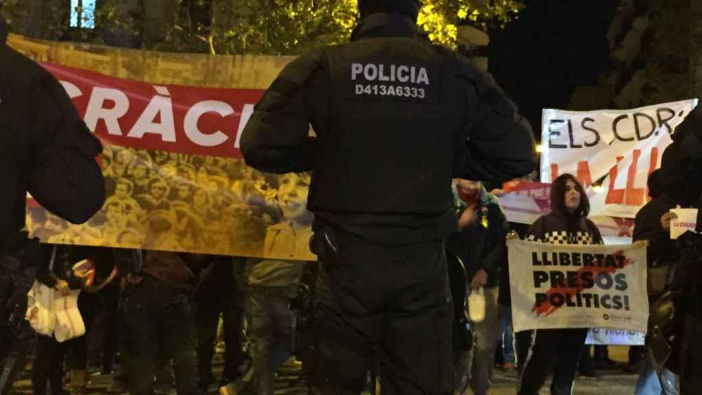 Manifestantes independentistas de los CDR manifestándose en las inmediaciones del lugar donde se celebra el mitin de Pedro Sánchez en Barcelona / CG