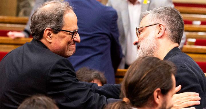 Una foto de archivo dl diputado de la CUP Carles Riera saludando a Quim Torra en el Parlament / EFE