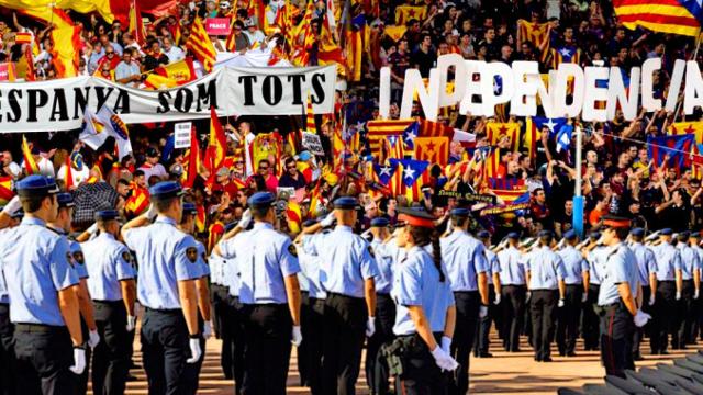 Los mossos ante una manifestación constitucionalista y otra independentista / CG