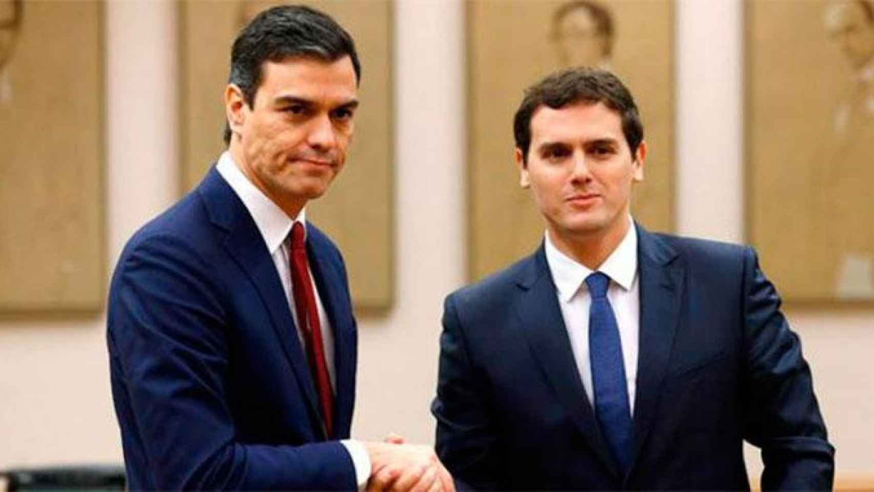 Pedro Sánchez, del PSOE, y Albert Rivera, de Ciudadanos, tras firmar sus acuerdos de investidura en 2016 / EFE