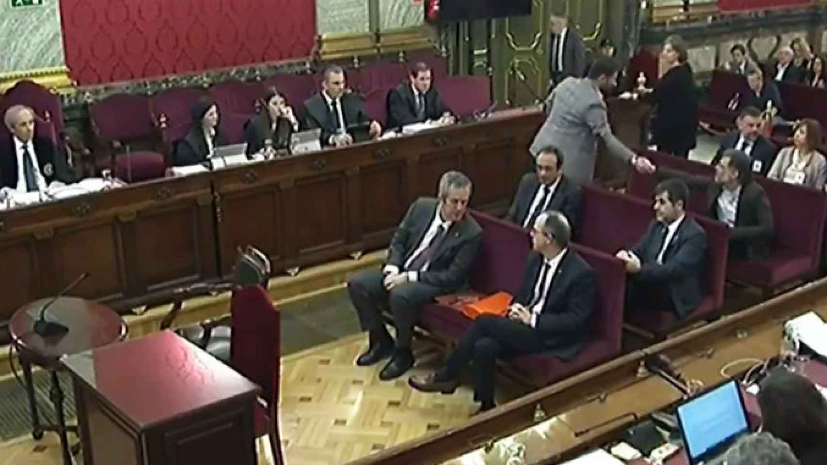 Gabriel Rufián, evitando el saludo al 'exconseller' Santi Vila en el juicio del 'procés' / CG