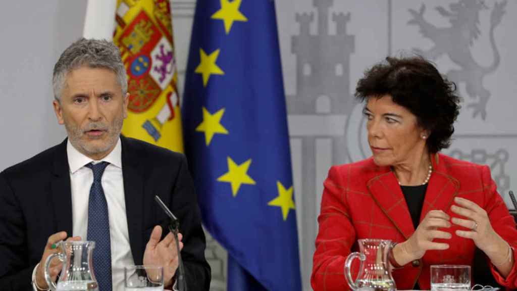 Fernando Grande-Marlaska, ministro del Interior, junto a la titular de Educación y portavoz del Gobierno, Isabel Celaá / EFE