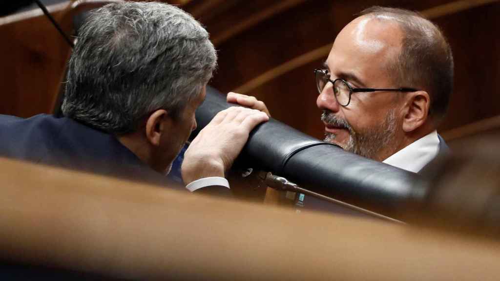 El portavoz del PDeCAT en el Congreso, Carles Campuzano, habla con el ministro del Interior, Fernando Grande-Marlaska, durante la sesión de control al Gobierno / EFE