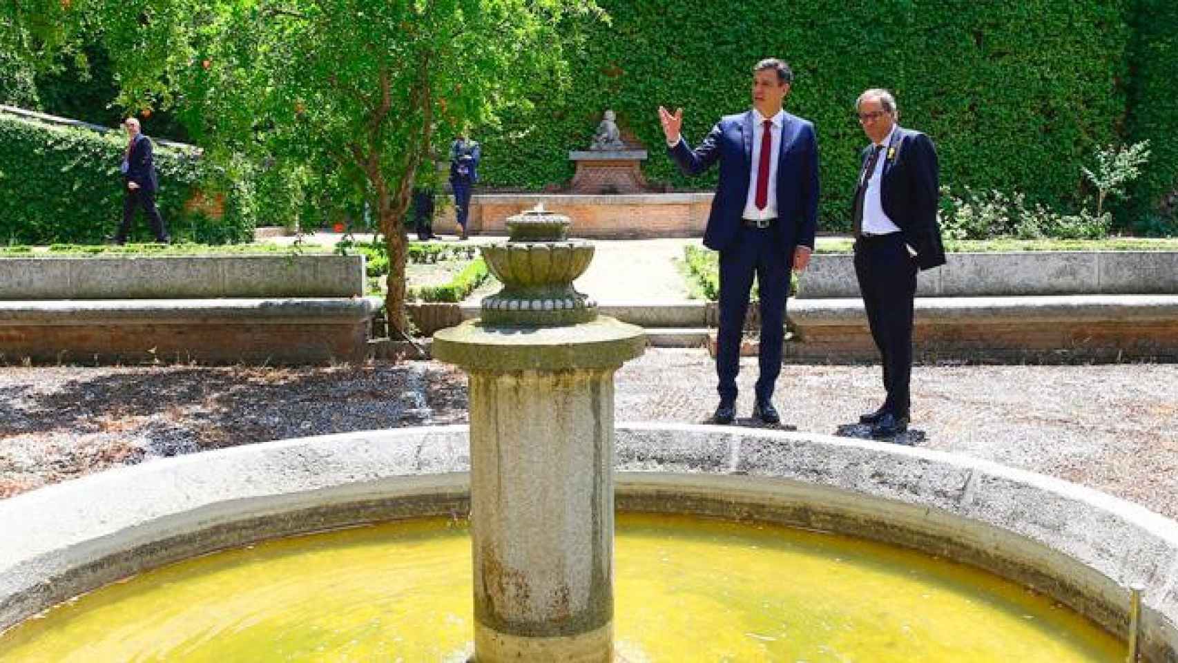 Pedro Sánchez enseña a Quim Torra la fuente en la que el poeta Antonio Machado se citaba en secreto los fines de semana con su último amor / EFE