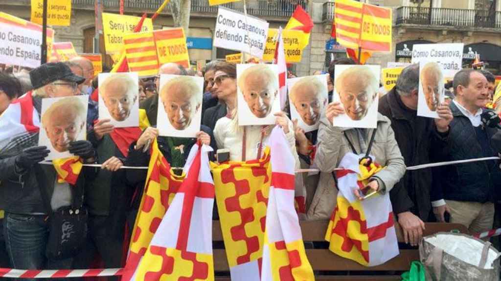 Manifestantes con una careta del 'presidente en el exilio' de Tabarnia, Albert Boadella / TABARNIA