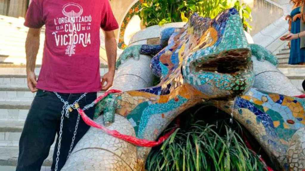 Un radical de Arran encadenado al Parc Güell de Barcelona hoy martes, 19 de junio / CG