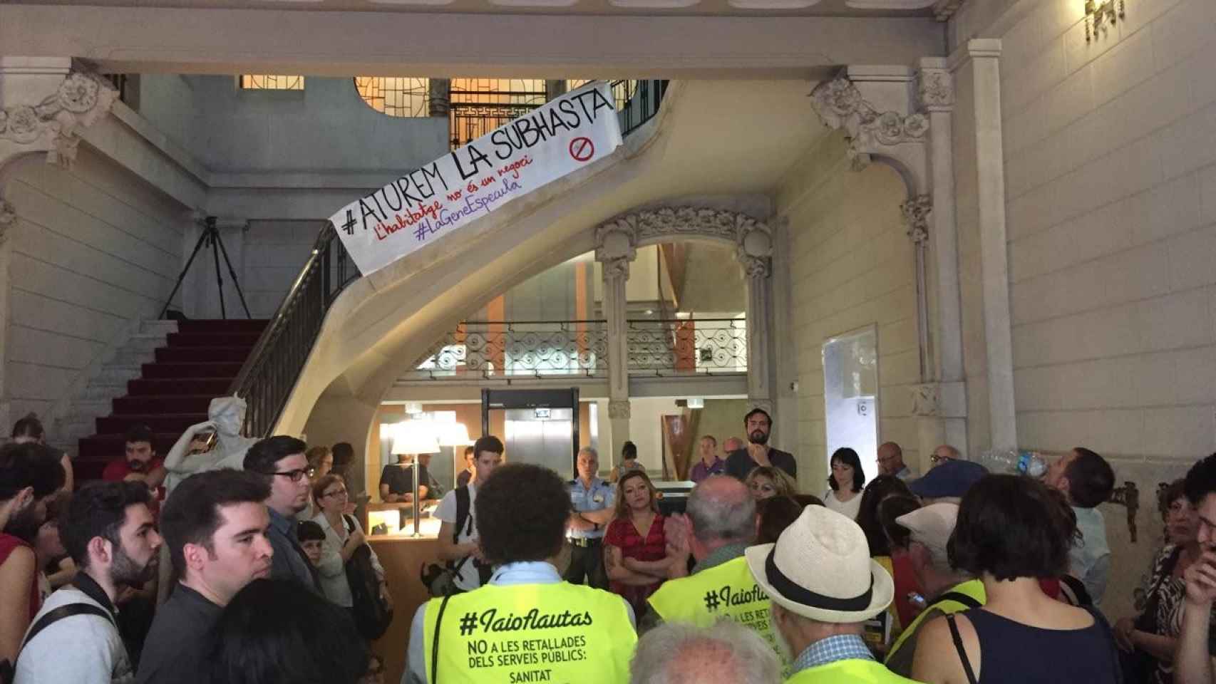 Una imagen de la asamblea que los manifestantes han celebrado en las dependencias de la Consejería de Economía / CG