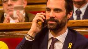 El presidente del Parlament, Roger Torrent, en una imagen de archivo hablando por teléfono desde la cámara catalana / EFE